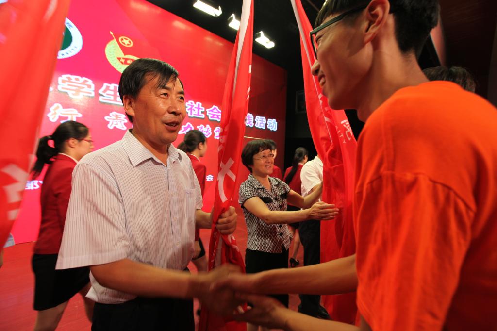 与会领导为实践队授旗